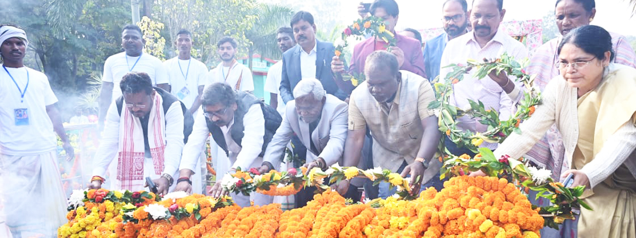 मुख्यमंत्री श्री हेमन्त सोरेन खरसावां में खरसावां गोली कांड के अमर वीर शहीदों के सम्मान में आयोजित श्रद्धांजलि सभा में हुए सम्मिलित, वीर शहीदों को दी श्रद्धांजलि।