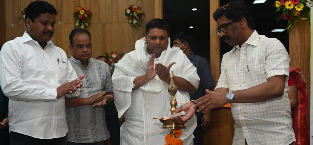 झारखंड लोक सेवा आयोग द्वारा अनुशंसित कृषि सेवा वर्ग-2 मूल कोटि के पद पर चयनित 129 नवनियुक्त पदाधिकारियों के नियुक्ति पत्र वितरण समारोह में सम्मिलित हुए मुख्यमंत्री श्री हेमन्त सोरेन।