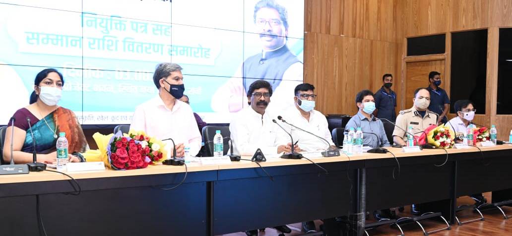 मुख्यमंत्री श्री हेमन्त सोरेन खिलाड़ियों को नियुक्ति पत्र-सह- टोक्यो ओलंपिक मे भाग ले रहे खिलाड़ियों को सम्मान राशि प्रदान करने के लिए आयोजित समारोह में शामिल हुए 