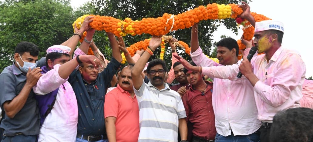 राज्य सरकार द्वारा झारखंड के सरकारी कर्मियों के लिए पुरानी पेंशन योजना लागू किए जाने को लिए मुख्यमंत्री श्री हेमन्त सोरेन का हार्दिक अभिनंदन किया गया।