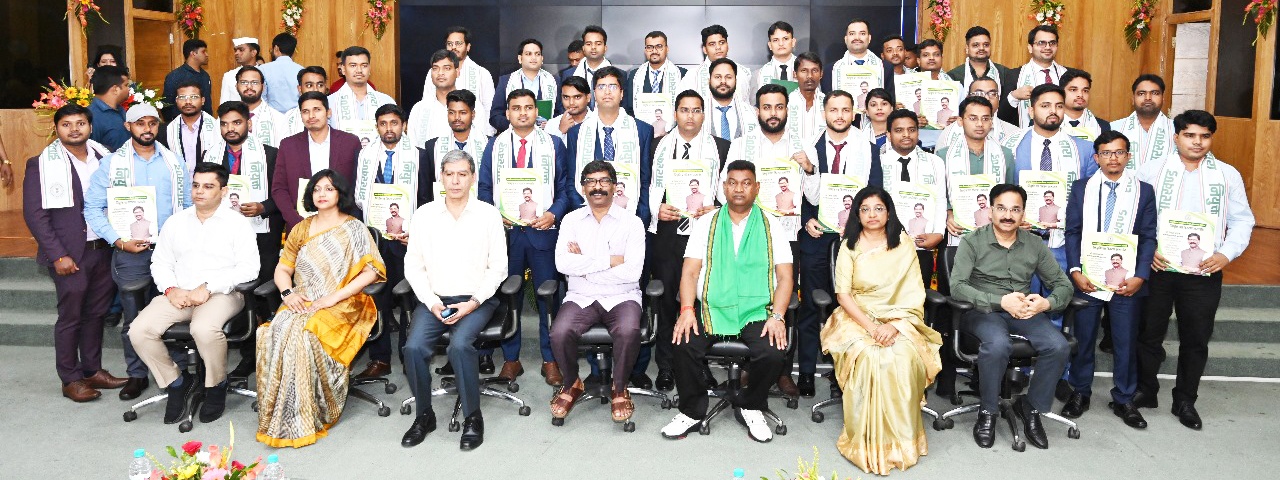 मुख्यमंत्री श्री हेमन्त सोरेन ने नगर विकास एवं आवास विभाग अंतर्गत झारखण्ड नगरपालिका सेवा के विभिन्न पद पर चयनित अभ्यर्थियों के बीच नियुक्ति पत्र  वितरण किया।