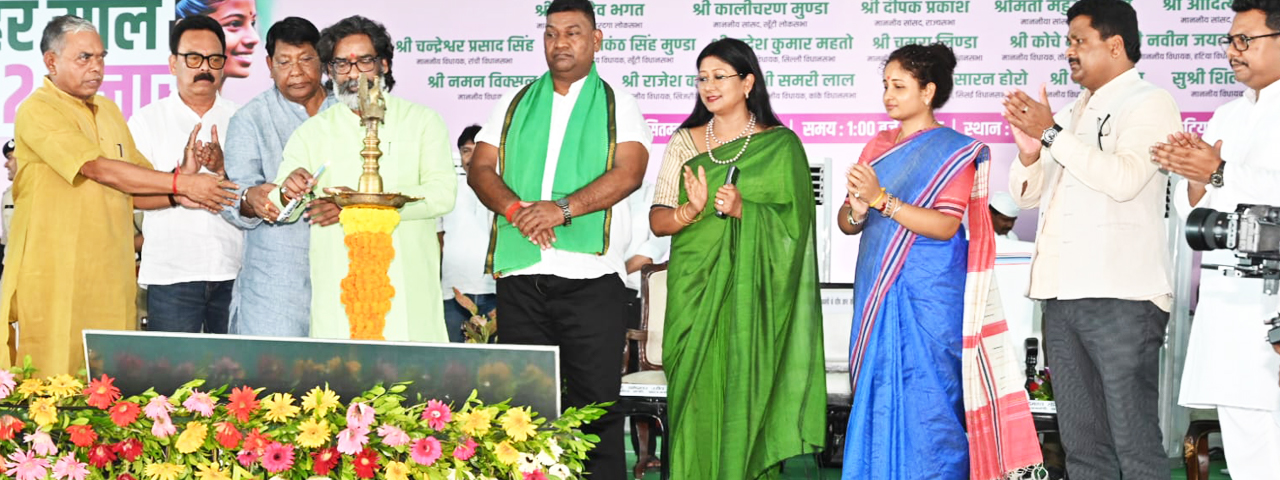 दक्षिणी छोटानागपुर प्रमंडल स्तरीय "झारखंड मुख्यमंत्री मंईयां सम्मान योजना" के लाभुकों का सम्मान राशि वितरण कार्यक्रम में मुख्य अतिथि के रूप में सम्मिलित हुए मुख्यमंत्री श्री हेमन्त सोरेन।