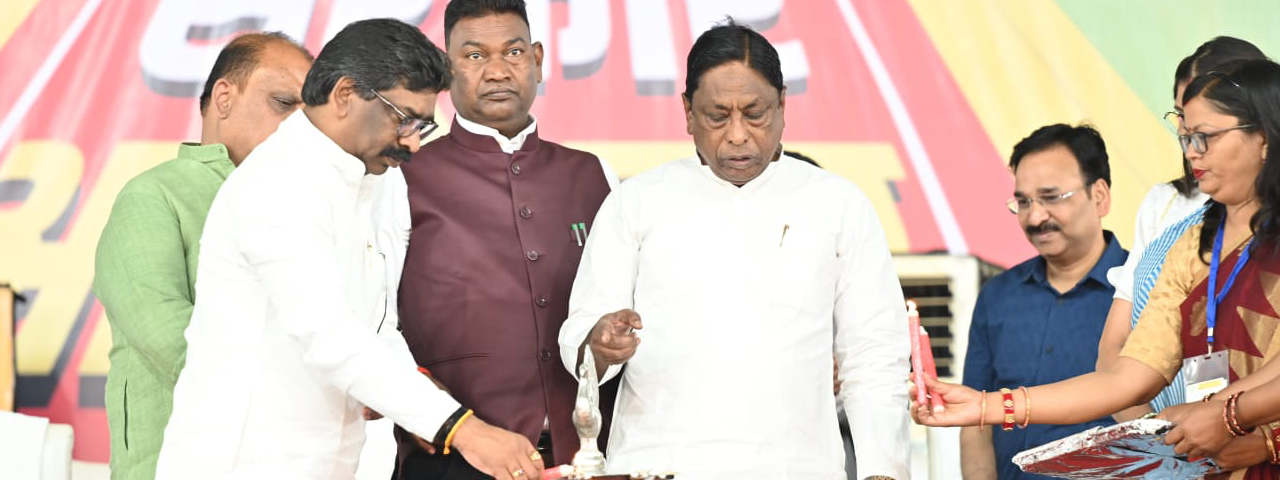 मुख्यमंत्री श्री हेमन्त सोरेन ने मेदिनीनगर में "आपकी योजना-आपकी सरकार- आपके द्वार " कार्यक्रम में 23,483.5 लाख रुपये की 57 योजनाओं  का किया उद्घाटन- शिलान्यास।