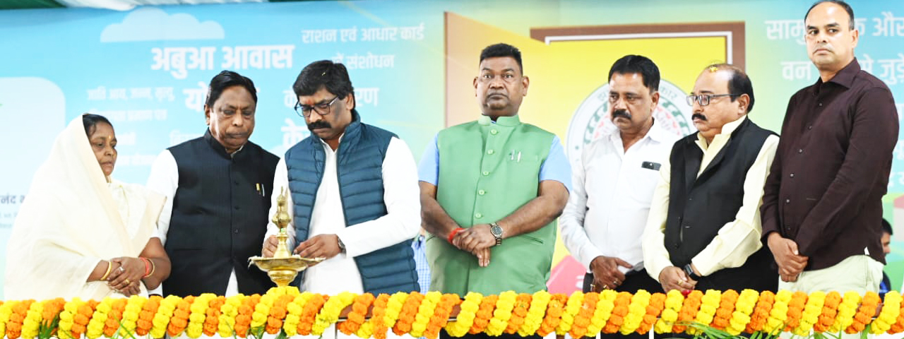 मुख्यमंत्री श्री हेमन्त सोरेन गिरिडीह के झंडा मैदान में "आपकी योजना, आपकी सरकार, आपके द्वार" कार्यक्रम में शामिल हुए।