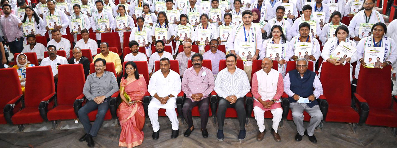 स्वास्थ्य, चिकित्सा शिक्षा एवं परिवार कल्याण विभाग द्वारा आयोजित नियुक्ति पत्र वितरण समारोह में सम्मिलित हुए मुख्यमंत्री श्री हेमन्त सोरेन।