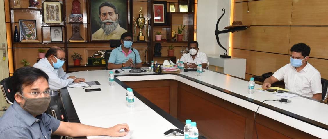 अस्पतालों में ऑक्सीजन युक्त बेड बढ़ाई जा रहे हैं , ऑक्सीजन की आपूर्ति को सामान्य और नियमित रखने के लिए सरकार लगातार उठा रही है कदम