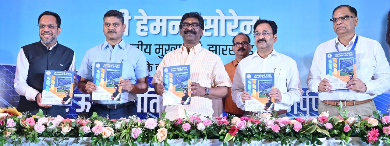 सौर ऊर्जा नीति 2022 का लोकार्पण कार्यक्रम में सम्मिलित हुए मुख्यमंत्री श्री हेमन्त सोरेन।
