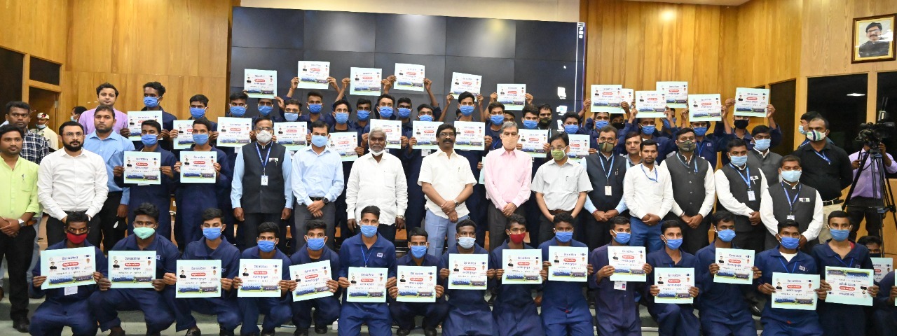 मुख्यमंत्री श्री हेमन्त सोरेन ने कल्याण गुरुकुल खूंटी एवं जमशेदपुर में प्रशिक्षित 238 युवाओं को सौंपा नियुक्ति पत्र, बेहतर भविष्य की दी शुभकामनाएं ।