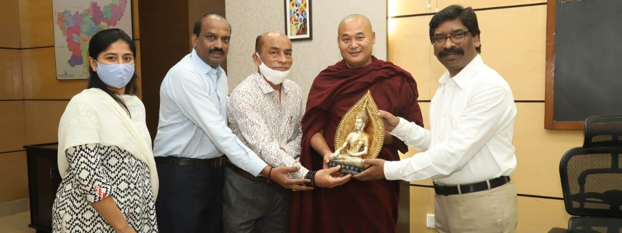 मुख्यमंत्री श्री हेमन्त सोरेन से आज  झारखंड मंत्रालय में अंतरराष्ट्रीय बौद्ध परिसंघ के महासचिव भदन्त डॉ धर्मप्रिय भिक्षु ने मुलाकात की