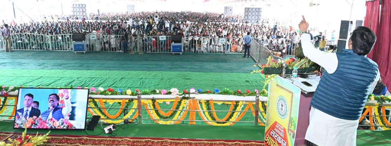 मुख्यमंत्री श्री हेमन्त सोरेन कोडरमा  में " आपकी योजना -आपकी सरकार -आपके द्वार" कार्यक्रम में हुए शामिल, जिले के विभिन्न पंचायतों में लगे शिविर में मौजूद लाभुकों से  किया सीधा संवाद। 