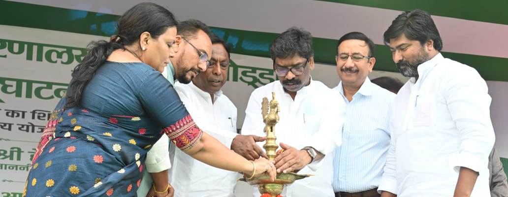 मुख्यमंत्री श्री हेमन्त सोरेन ने गोड्डा में आयोजित समारोह में 251 योजनाओं की रखी आधारशिला,  17 योजनाओं का किया उद्घाटन |