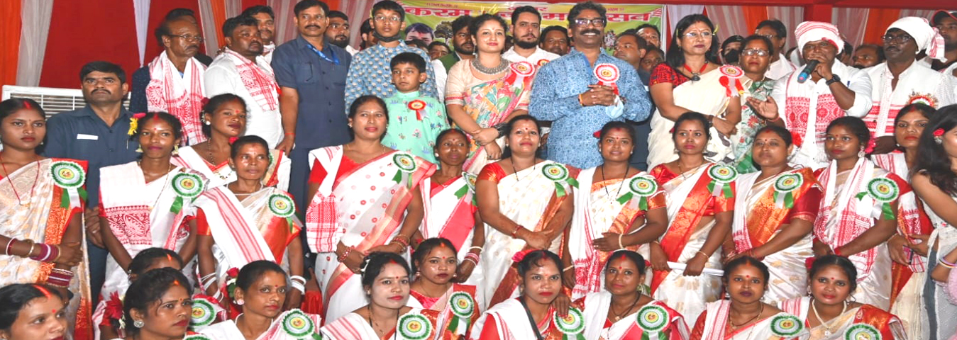 मुख्यमंत्री श्री हेमन्त सोरेन, रांची में आयोजित प्रकृति पर्व करम पूजा महोत्सव-2022 में सम्मिलित हुए।