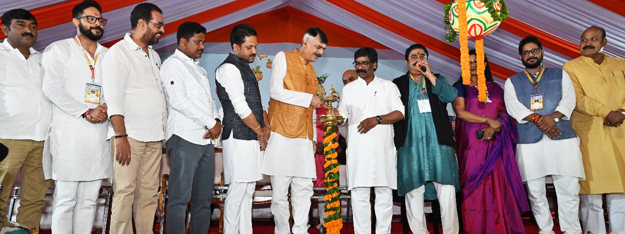 रांची के मोरहाबादी मैदान में श्री कृष्ण जन्माष्टमी आयोजन समिति, रांची द्वारा आयोजित श्री कृष्ण जन्मोत्सव एवं दही हांडी प्रतियोगिता में सम्मिलित हुए मुख्यमंत्री श्री हेमन्त सोरेन।