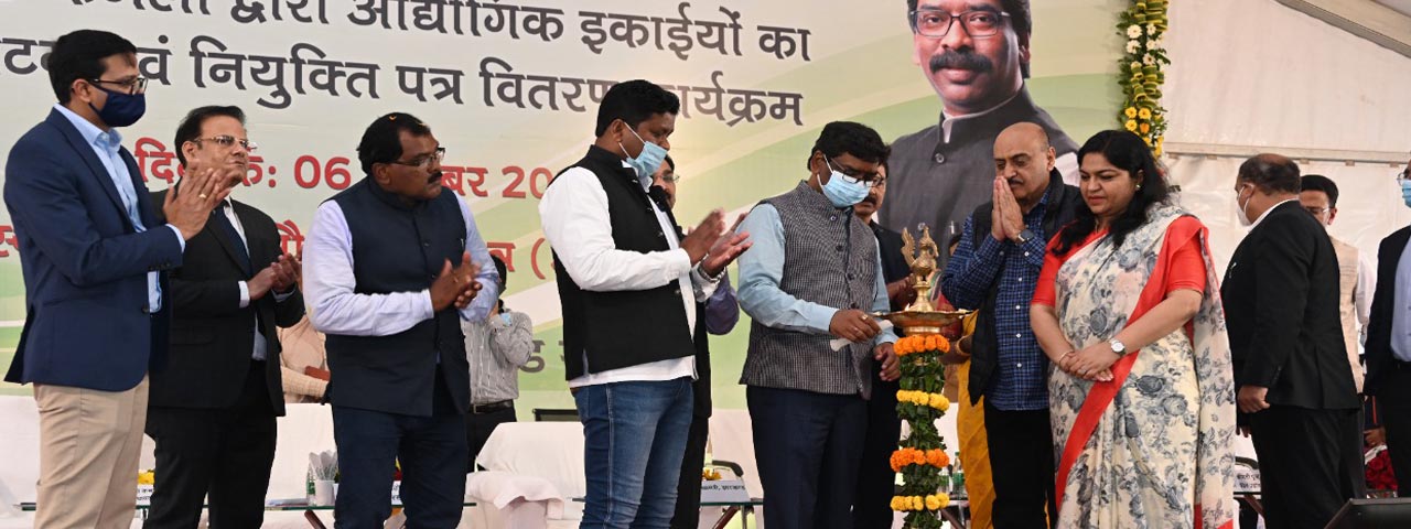 मुख्यमंत्री श्री हेमन्त सोरेन ने ओरमांझी (कुल्ही) स्थित चार कपड़ा उद्योग कंपनी किशोर एक्सपोर्ट्स, द वेस्ट बैंड, श्री गणपति क्रिएशन एवं वैलेंसिया अप्पेरल के औद्योगिक इकाइयों का उद्घाटन किया। 