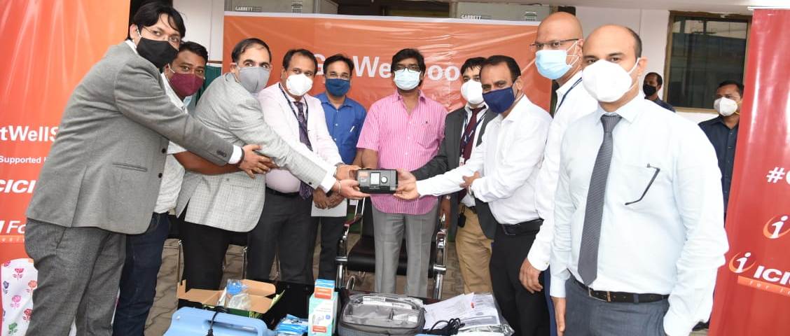 मुख्यमंत्री आवासीय कार्यालय में मुख्यमंत्री श्री हेमन्त सोरेन को कोविड से संबंधित मेडिकल इक्विपमेंट्स  प्रदान करते हुए आईसीआईसीआई बैंक के सीएसआर आर्म - आईसीआईसीआई फाउंडेशन के प्रतिनिधि ।