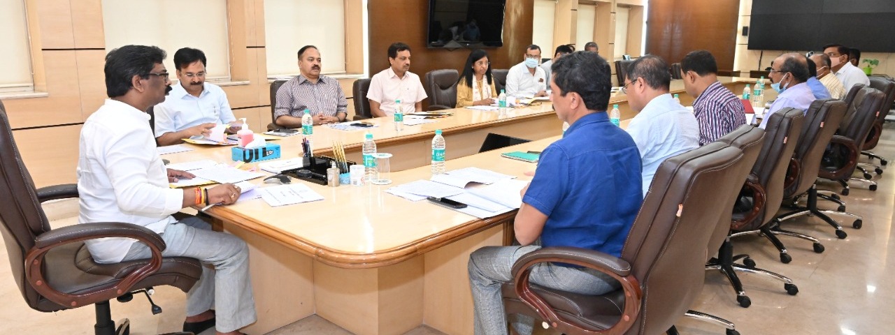 मुख्यमंत्री श्री हेमन्त सोरेन ने गृह विभाग, स्कूली शिक्षा एवं साक्षरता विभाग तथा वन, पर्यावरण एवं जलवायु परिवर्तन विभाग में रिक्त  पदों को भरने से संबंधित समीक्षा बैठक की।