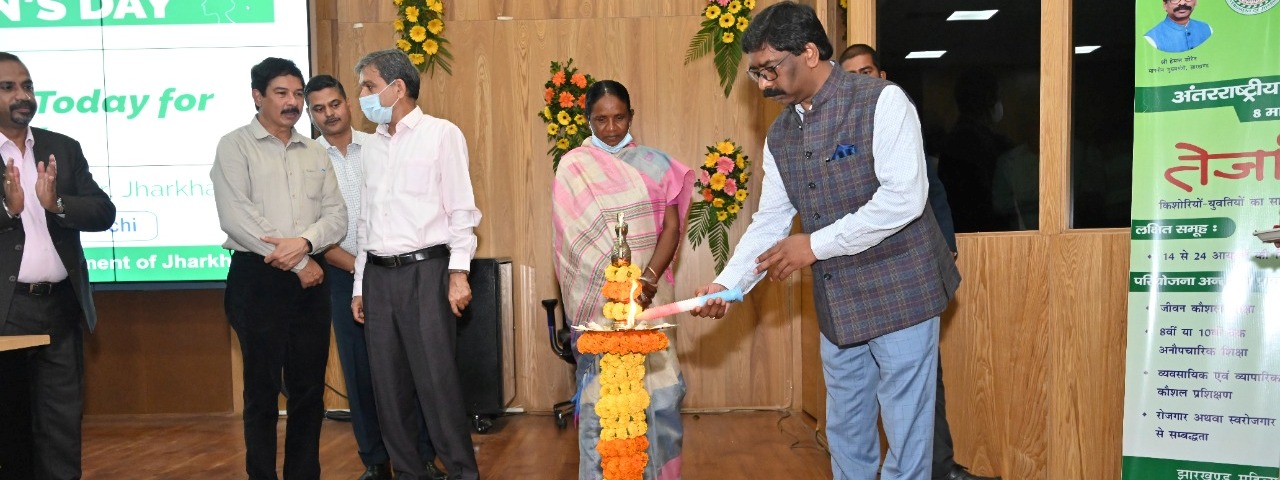 मुख्यमंत्री श्री हेमन्त सोरेन ने अंतरराष्ट्रीय महिला दिवस के अवसर पर तेजेस्विनी परियोजना अंतर्गत धनबाद में व्यवसायिक कौशल प्रशिक्षण केंद्र का online उद्घाटन किया। 