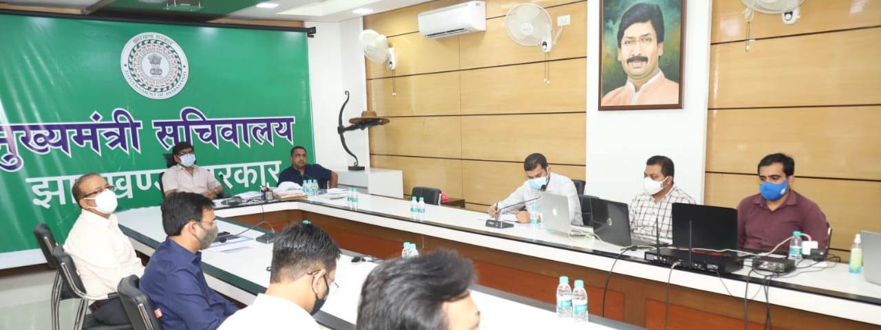 लातेहार जिले में नवनिर्मित आईसीयू वार्ड और  पाइपलाइन आधारित ऑक्सीजन युक्त बेड का ऑनलाइन उद्घाटन करते हुए मुख्यमंत्री श्री हेमन्त सोरेन ।