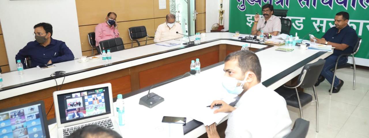 बोकारो जिले में वेदांता केयर्स फील्ड हॉस्पिटल का ऑनलाइन उद्घाटन करते हुए मुख्यमंत्री श्री हेमन्त सोरेन ।