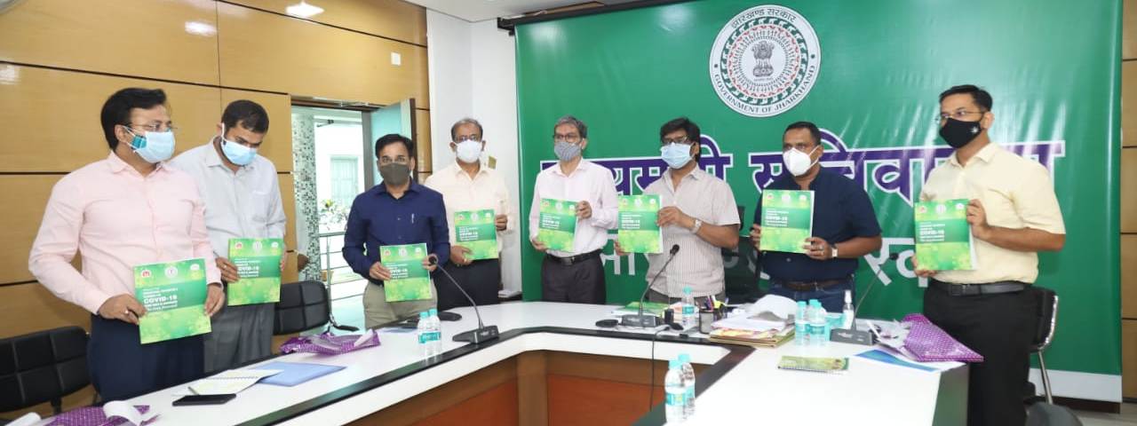 "मैन्युअल फ़ॉर  प्रिपरेशन प्रीवेंशन एंड प्लानिंग  फॉर कोविड-19,  थर्ड वेव इन झारखंड, द वे फॉरवर्ड " पुस्तक का विमोचन करते हुए मुख्यमंत्री श्री हेमन्त सोरेन