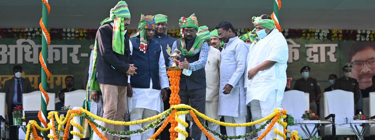 मुख्यमंत्री श्री हेमन्त सोरेन  "आपके अधिकार -आपकी सरकार -आपके द्वार" कार्यक्रम के अंतर्गत प्रमंडल स्तरीय मेगा परिसंपत्ति वितरण शिविर में शामिल हुए