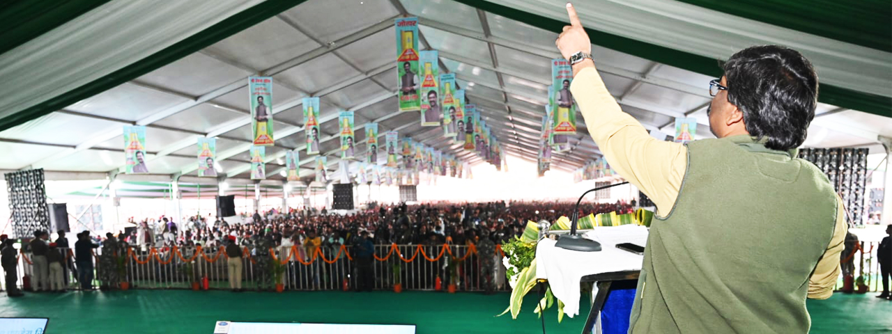 गोड्डा जिला स्थित मुंदर कोठी स्टेडियम में आयोजित "आपकी योजना- आपकी सरकार- आपके द्वार " के तीसरे चरण के अंतर्गत आयोजित कार्यक्रम में बतौर मुख्य अतिथि सम्मिलित हुए 