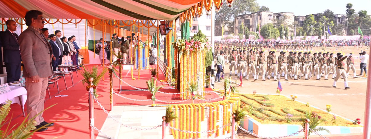 मुख्यमंत्री श्री हेमन्त सोरेन ने आईआरबी -9 के पारण परेड समारोह में प्रशिक्षु जवानों के आकर्षक मार्च पास्ट का किया निरीक्षण, ली सलामी |