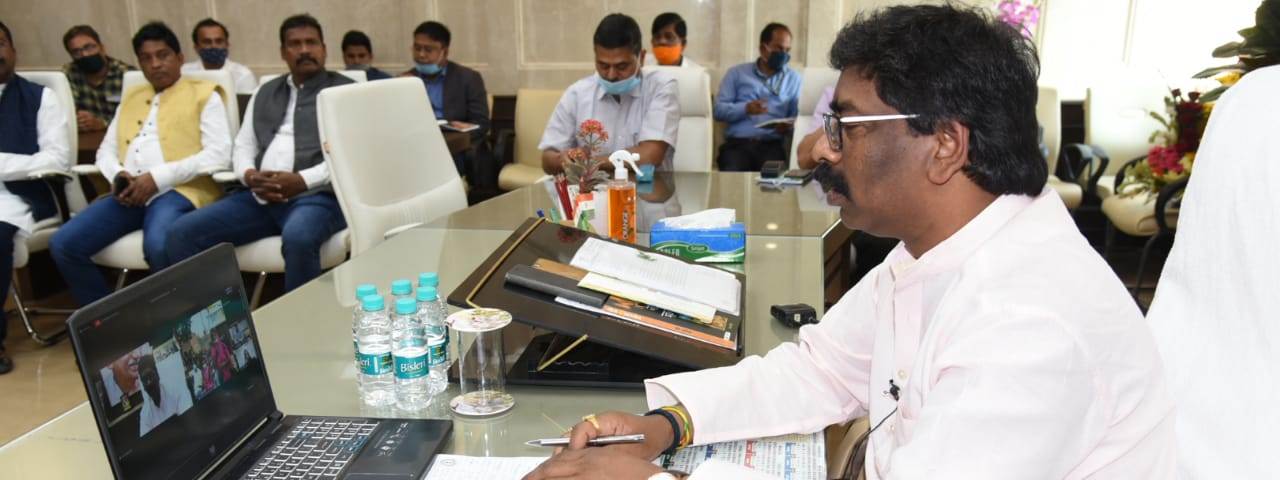 मुख्यमंत्री श्री हेमन्त सोरेन ने ईएसएल, वेदांता समूह बोकारो द्वारा संचालित किए जाने वाले 50 "नंदघर" का ऑनलाइन उद्घाटन आज विधान सभा स्थित अपने कार्यालय कक्ष से किया।