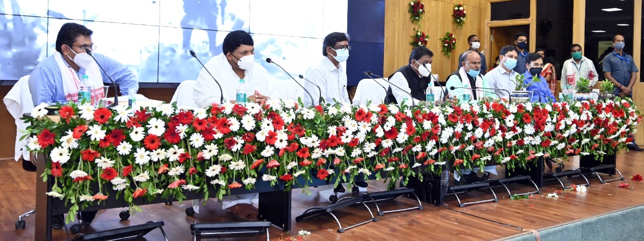 विश्व आदिवासी दिवस 2021 के अवसर पर आयोजित बिरसा किसान के सम्मान में केसीसी एवं मुख्यमंत्री पशुधन वितरण कार्यक्रम में बतौर मुख्य अतिथि सम्मिलित हुए मुख्यमंत्री श्री हेमन्त सोरेन।