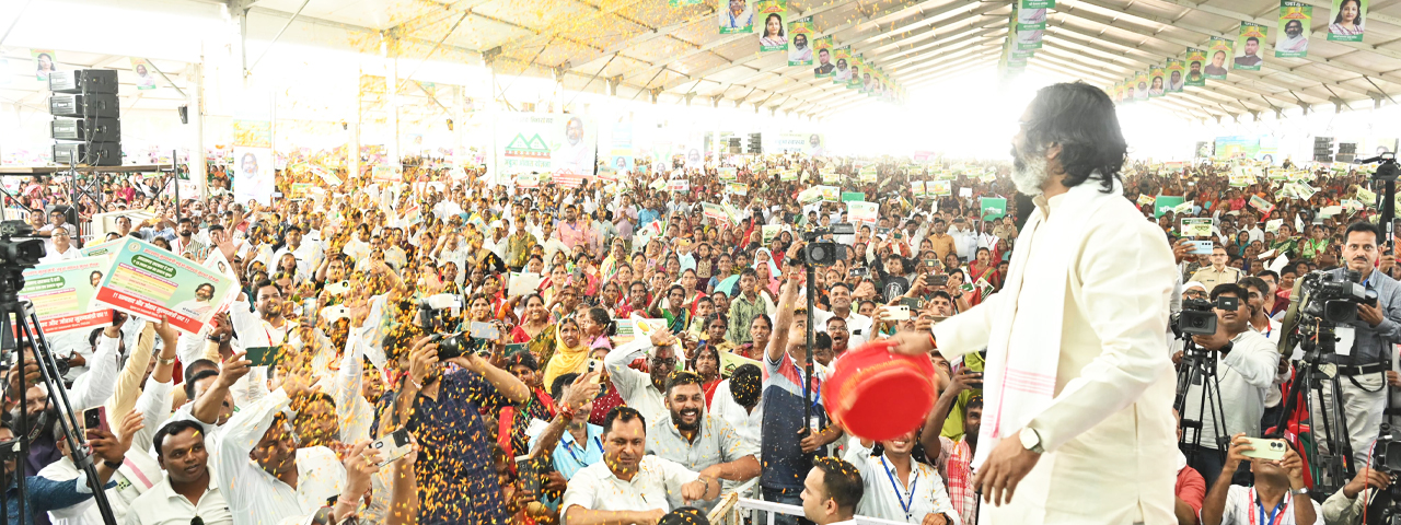 गिरिडीह जिला के गाण्डेय प्रखंड अंतर्गत कैलुडीह में आयोजित "आपकी योजना-आपकी सरकार-आपके द्वार " कार्यक्रम में सम्मिलित  हुए मुख्यमंत्री श्री हेमन्त सोरेन।