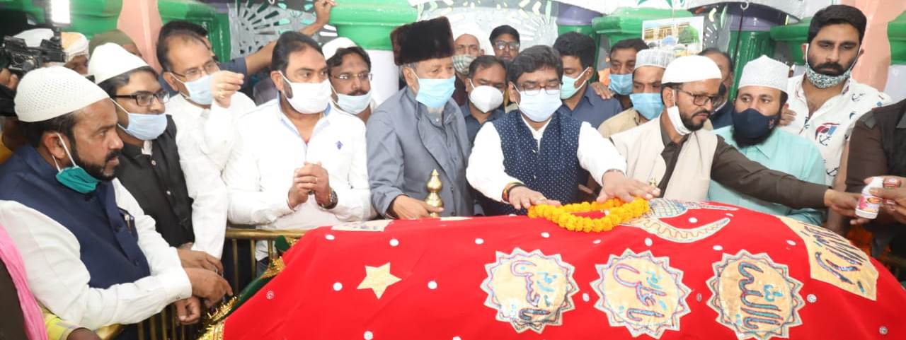 मुख्यमंत्री श्री हेमन्त सोरेन ने आज डोरंडा रांची स्थित हजरतकुतुबुद्दीन रिसालदार बाबा की दरगाह पर चादरपोशी की