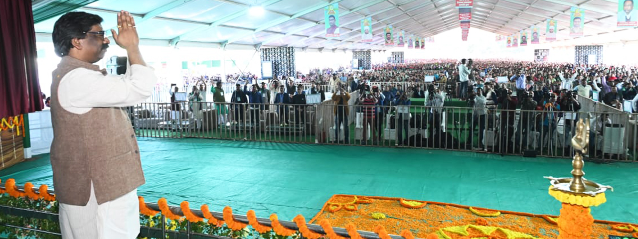 मुख्यमंत्री श्री हेमन्त सोरेन गौरीपुर पंचायत, देवघर  में  आयोजित  "आपकी योजना-आपकी सरकार -आपके द्वार" कार्यक्रम में हुए शामिल, कहा- विभिन्न माध्यमों से जन सेवा ही लक्ष्य।