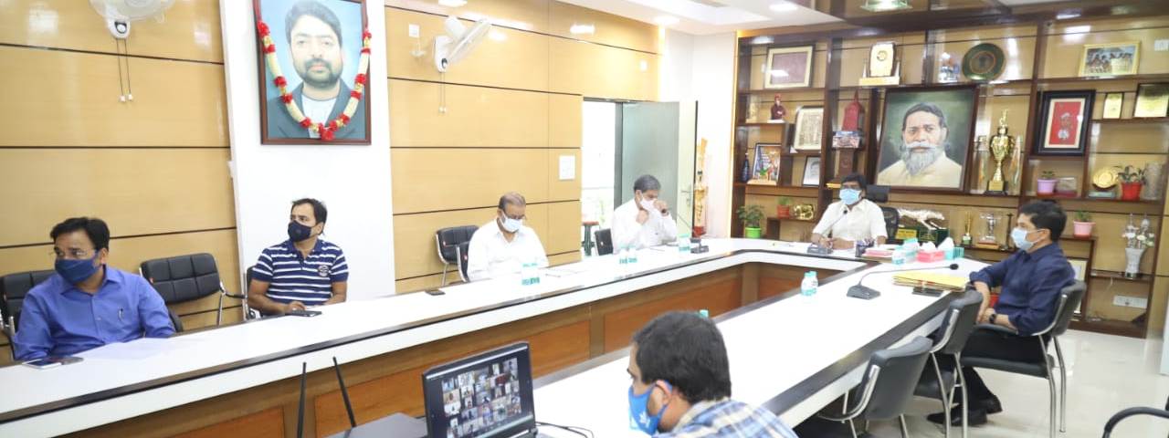 मुख्यमंत्री श्री हेमन्त सोरेन ने कोरोना संक्रमण के बढ़ते मामलों के मद्देनजर संथाल परगना प्रमंडल एवं पलामू प्रमंडल के सभी सांसदों/विधायकों के साथ वीडियो कांफ्रेंसिंग के माध्यम से विचार-विमर्श किया।