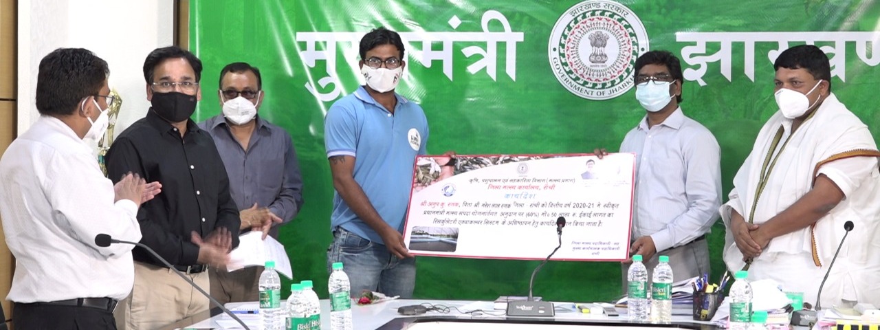 मुख्यमंत्री श्री हेमन्त सोरेन "राष्ट्रीय मत्स्य कृषक दिवस -2021 में शामिल हुए। लाभुकों के बीच 6 करोड़ 40 लाख रुपये की परिसंपत्तियों का वितरण किया