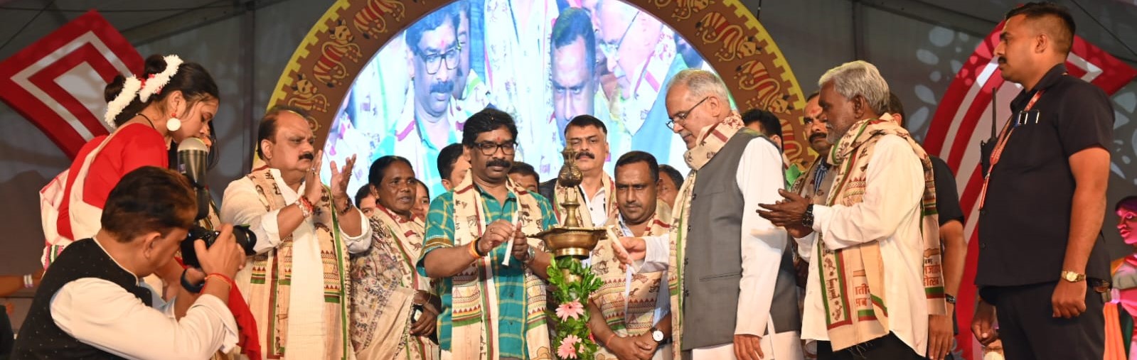 छत्तीसगढ़ के मुख्यमंत्री श्री भूपेश बघेल और झारखंड के मुख्यमंत्री श्री हेमन्त सोरेन की उपस्थिति में दो दिवसीय झारखंड जनजातीय महोत्सव-2022 का  रंगारंग समापन 
