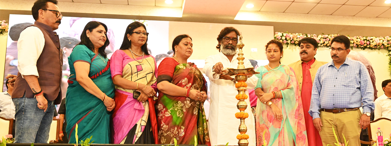  "प्रमंडल स्तरीय सहकारिता महासम्मेलन, रांची-2024" के उद्घाटन में मुख्य अतिथि के रूप में सम्मिलित हुए मुख्यमंत्री श्री हेमन्त सोरेन।