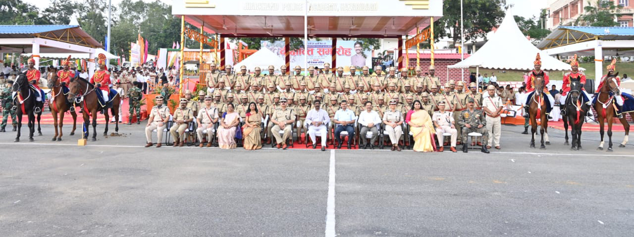 मुख्यमंत्री श्री हेमन्त सोरेन झारखंड पुलिस अकादमी, हजारीबाग में  प्रशिक्षु पुलिस उपाधीक्षकों और जिला समादेष्टाओं, गृह रक्षा वाहिनी के दीक्षांत समारोह में हुए शामिल |