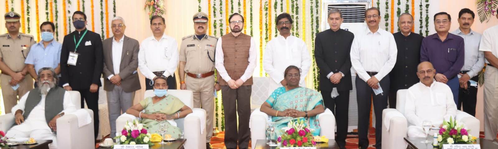 कांके रोड रांची स्थित मुख्यमंत्री आवासीय परिसर में आज राज्य सरकार की ओर से राज्यपाल श्रीमती द्रौपदी मुर्मू के सम्मान में विदाई समारोह आयोजित की गई।