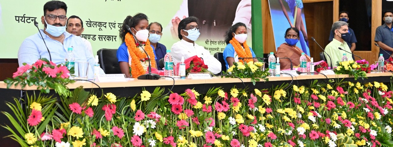 मुख्यमंत्री श्री हेमन्त सोरेन ने टोक्यो ओलंपिक में भारतीय महिला हॉकी टीम का प्रतिनिधित्व करने वालीं सुश्री निक्की प्रधान और सुश्री सलीमा टेटे को सम्मानित किया 
