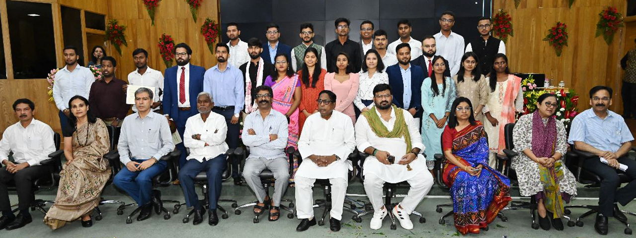 मुख्यमंत्री श्री हेमन्त सोरेन ने मरङ गोमके जयपाल सिंह मुंडा पारदेशीय छात्रवृत्ति योजना के लिए चयनित 25 विद्यार्थियों को किया सम्मानित ।