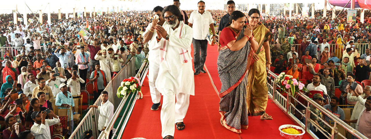 मुख्यमंत्री श्री हेमन्त सोरेन गोड्डा जिला अंतर्गत महागामा में आयोजित "आपकी योजना आपकी सरकार आपके द्वार " कार्यक्रम में हुए सम्मिलित, लाभुकों  से किया सीधा संवाद 