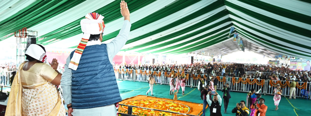 मुख्यमंत्री श्री हेमन्त सोरेन बोकारो के चास स्थित सोनाबाद में आयोजित "आपकी योजना, आपकी सरकार, आपके द्वार' कार्यक्रम में शामिल हुए।