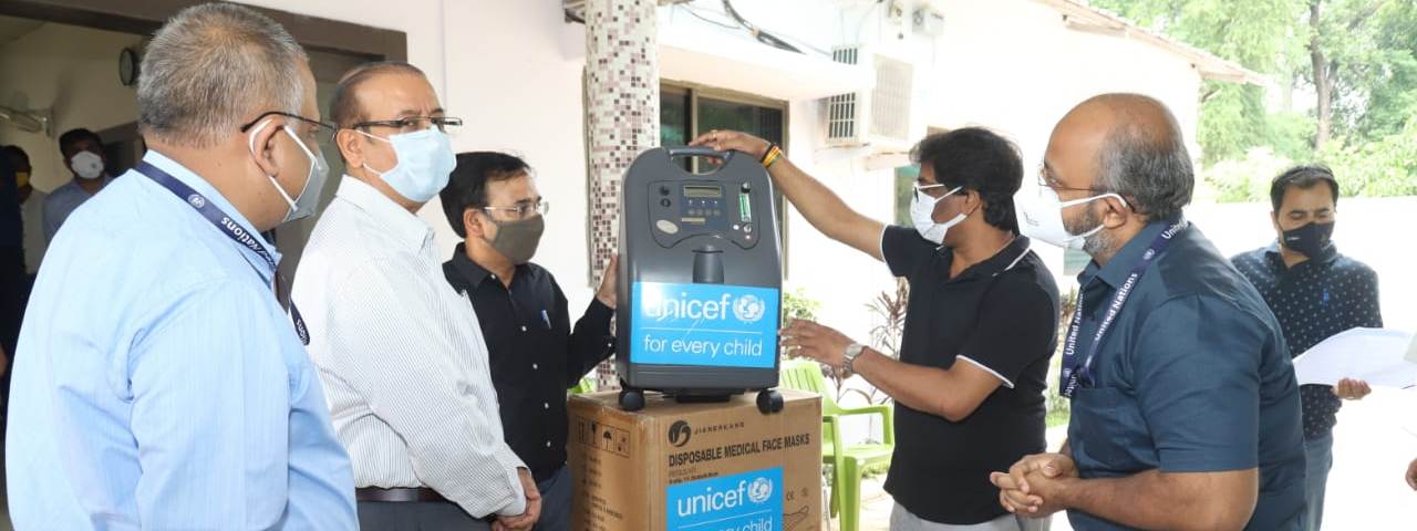 मुख्यमंत्री आवासीय कार्यालय में मुख्यमंत्री श्री हेमन्त सोरेन से यूनिसेफ के पदाधिकारियों ने मुलाकात की तथा कोरोना संक्रमण से निपटने हेतु कई महत्वपूर्ण चिकित्सीय उपकरण मुख्यमंत्री को सौंपा।