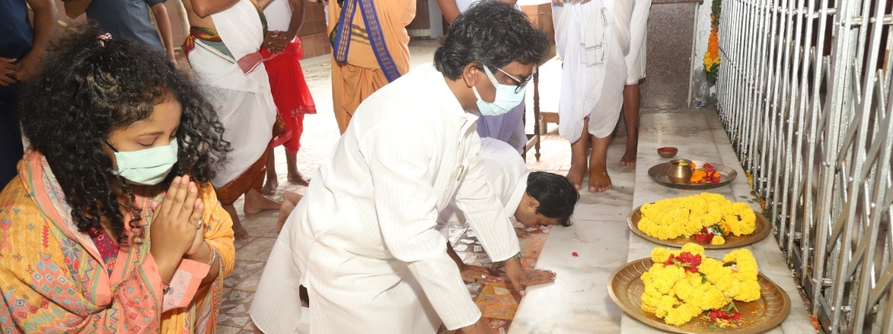 मुख्यमंत्री श्री हेमन्त सोरेन जगन्नाथ मंदिर पहुंचकर पूजा-अर्चना की तथा राज्यवासियों की सुख-समृद्धि की भगवान जगन्नाथ से प्रार्थना की।