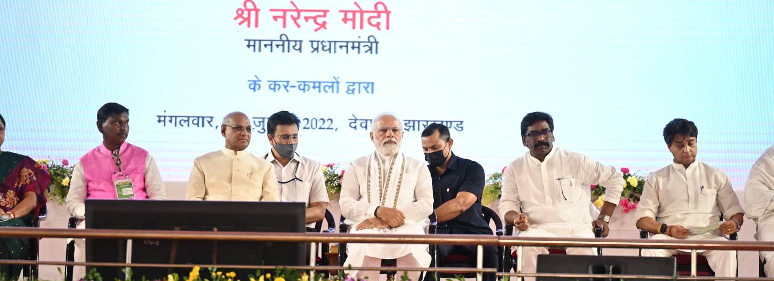 देवघर एयरपोर्ट परिसर में आयोजित समारोह में  प्रधानमंत्री श्री नरेंद्र मोदी का स्वागत एवं बाबा बैद्यनाथ धाम का मॉडल स्वरूप प्रदान करते हुए मुख्यमंत्री श्री हेमन्त सोरेन ।