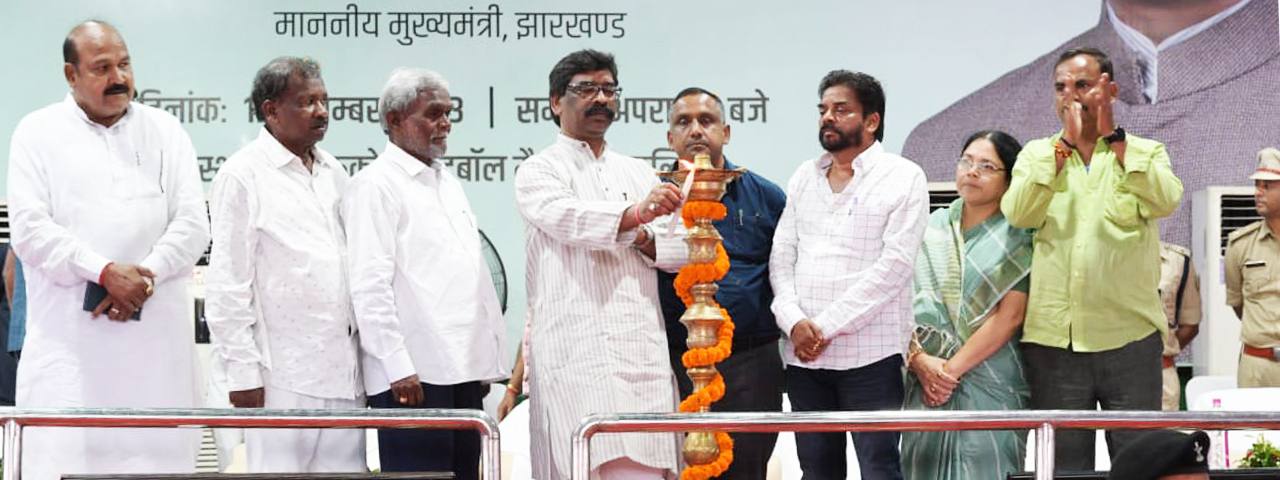 मुख्यमंत्री श्री हेमन्त सोरेन कुरुकोचा, चाकुलिया पूर्वी सिंहभूम में शहीदों की स्मृति में श्रद्धांजलि सभा- सह- परिसंपत्ति वितरण समारोह में सम्मिलित हुए |