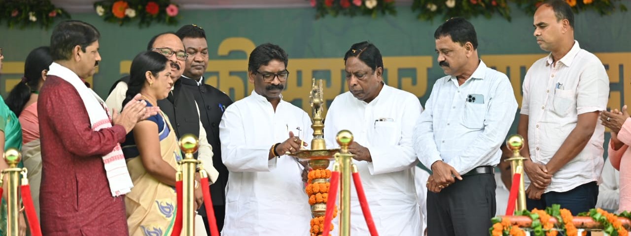 मुख्यमंत्री श्री हेमन्त सोरेन ने  गिरिडीह जिले से "आपकी योजना-आपकी सरकार- आपके द्वार " कार्यक्रम का किया शुभारंभ |