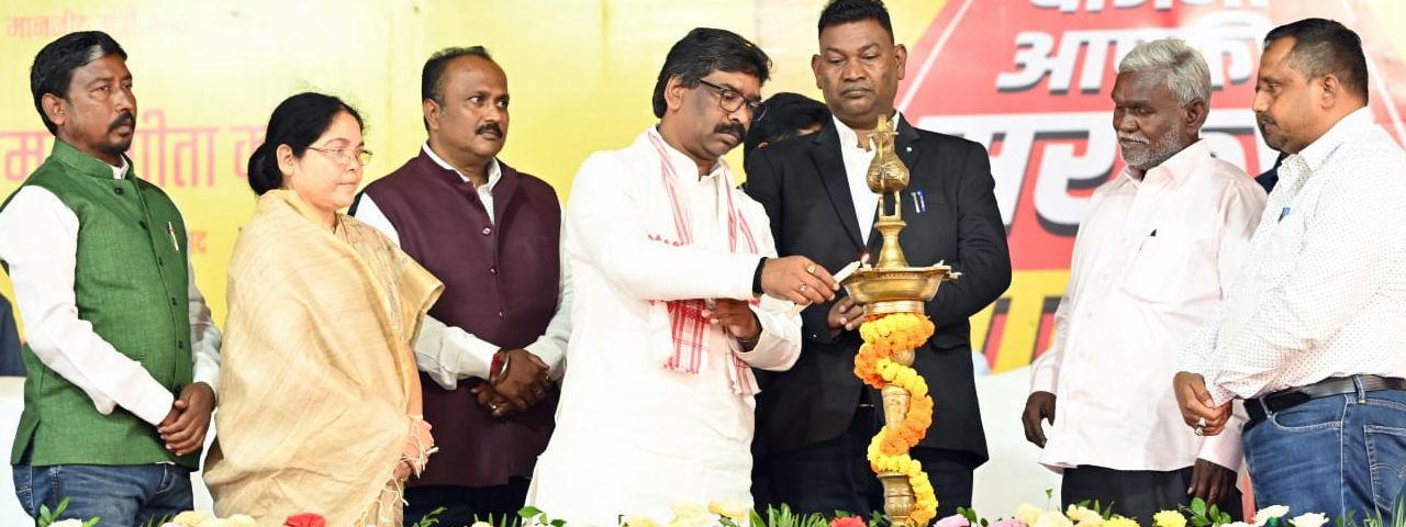 मुख्यमंत्री श्री हेमन्त सोरेन सरायकेला के बिरसा मुंडा स्टेडियम में आयोजित आपकी योजना, आपकी सरकार कार्यक्रम में शामिल हुए