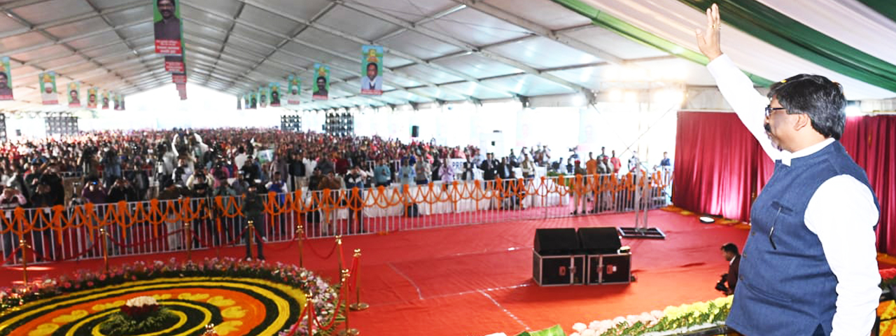 मुख्यमंत्री श्री हेमन्त सोरेन दुमका प्रखंड के गादी कोरैया पंचायत स्थित बड़ा ढाका में आयोजित  "आपकी योजना-आपकी सरकार-आपके द्वार " कार्यक्रम में हुए सम्मिलित।