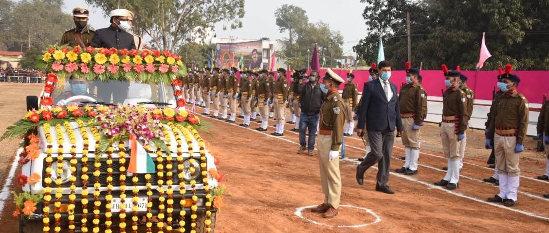 मुख्यमंत्री श्री हेमन्त सोरेन ने दुमका स्थित पुलिस लाइन मैदान में गणतंत्र दिवस के अवसर पर आयोजित समारोह में परेड का  किया निरीक्षण और मार्च पास्ट की  सलामी ली 